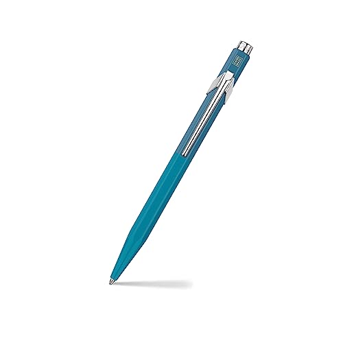 Bolígrafo unisex de Caran d'ache de la colección 854 Paul Smith. Bolígrafo de color cian/azul acero de tamaño 128,3 mm con estuche de regalo. La referencia es A849342NM.