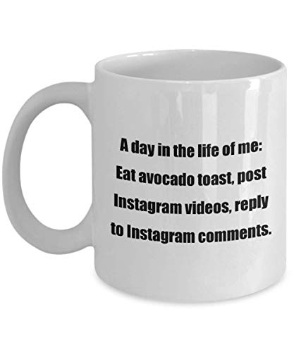 NA Taza de café clásica -Un día en mi Vida: Come Tostadas de Aguacate, publica Videos de Instagram, responde a los comentarios de Instagram.- White 11oz