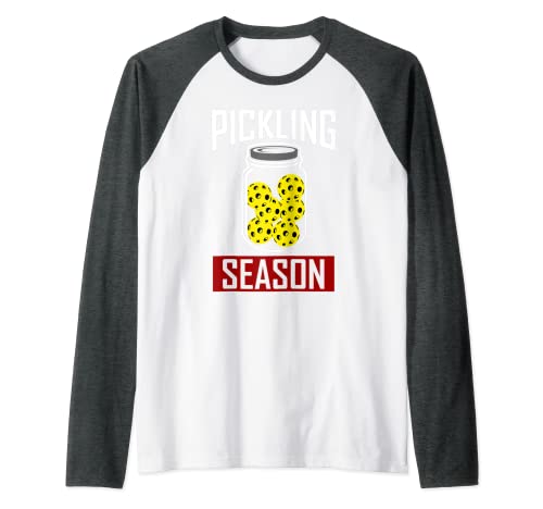 Decapado temporada Pickle Jar divertido Pickleball regalo para fan Camiseta Manga Raglan