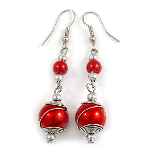 Pendientes de perlas de cristal rojo con alambre en tono plateado – 6 cm de largo