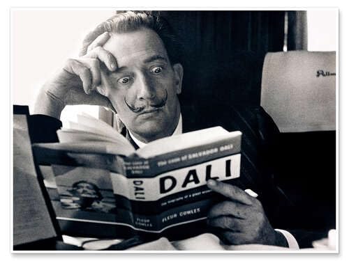 Salvador Dali Reading His Biography, 1959 pósters para la Pared Cuadros decoración para Cualquier habitación 18 x 13 cm Blanco y Negro Hombres Láminas Decorativas