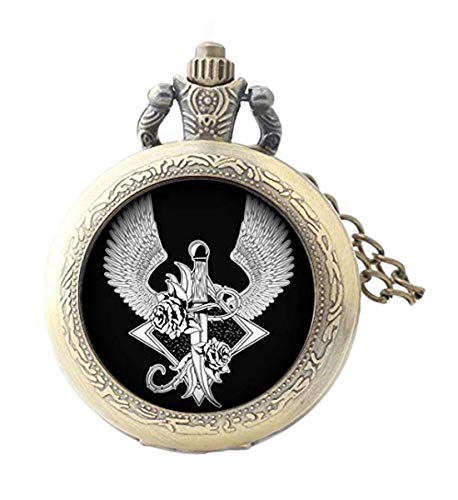 Reloj de bolsillo de cristal personalizado con diseño retro de la casa de elfos con espada y alas dibujadas sobre fondo negro, ilustración de fondo negro