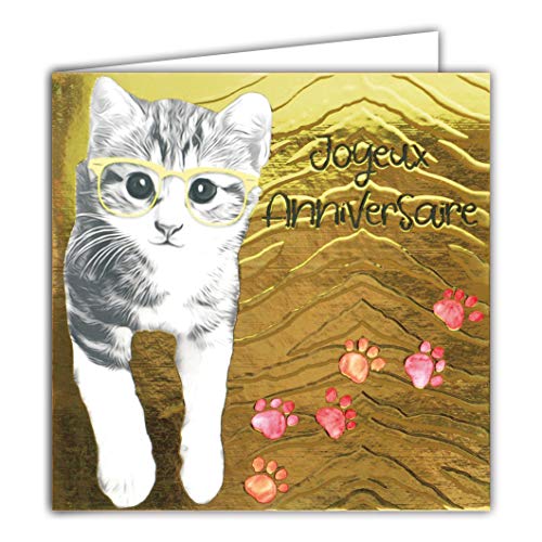 Tarjeta cuadrada dorada para cumpleaños con diseño de gatito y gato que mira gafas amarillas con fondo texturizado y pelaje tigrado.